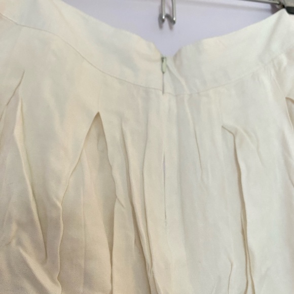 white mini skirt - Picture 2 of 3